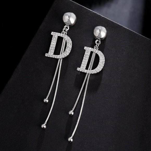 Jewelry - Flash Sale Dangling earrings